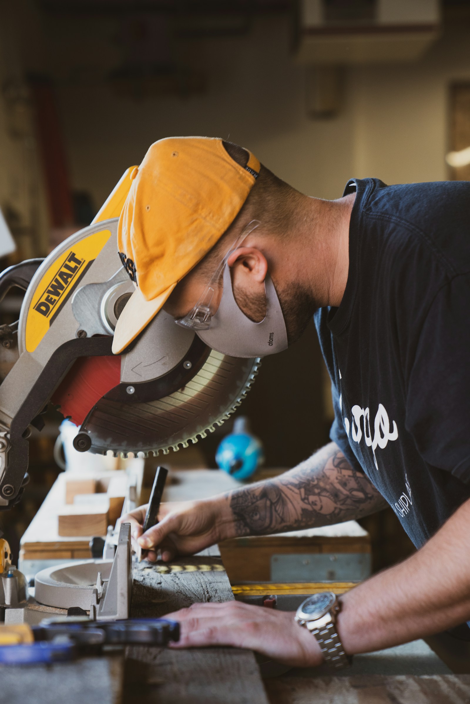 Carpintero trabajando madera en Madrid